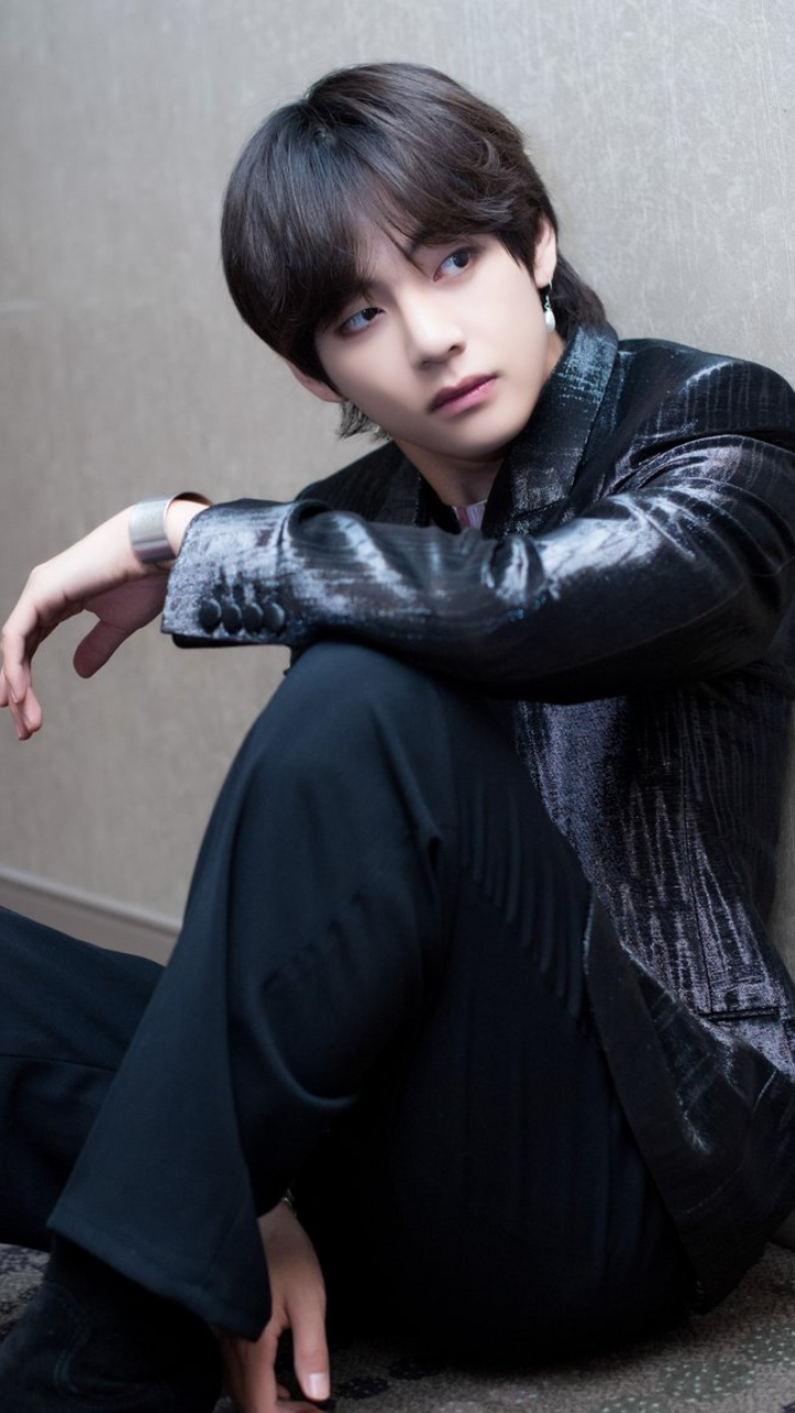 BTS' V Is Obsessed With Black Fits And Here's Proof | Zoom TV