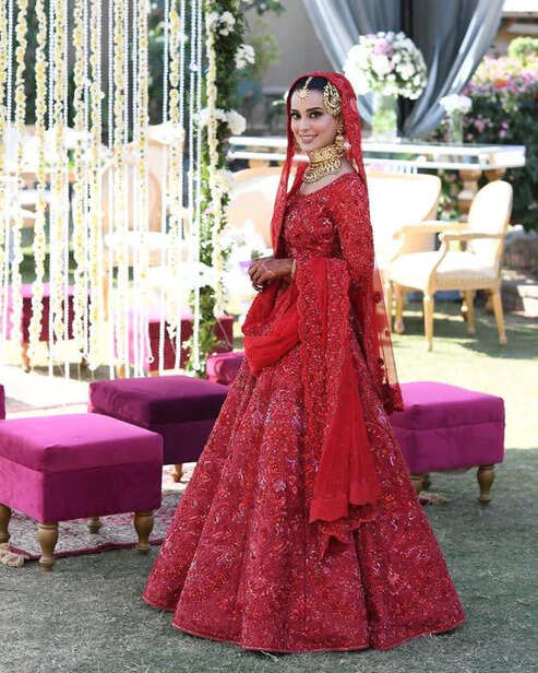 Inspired by Priyanka Chopra's bridal look, Pak Actress Iqra Aziz recreates  the look for her wedding