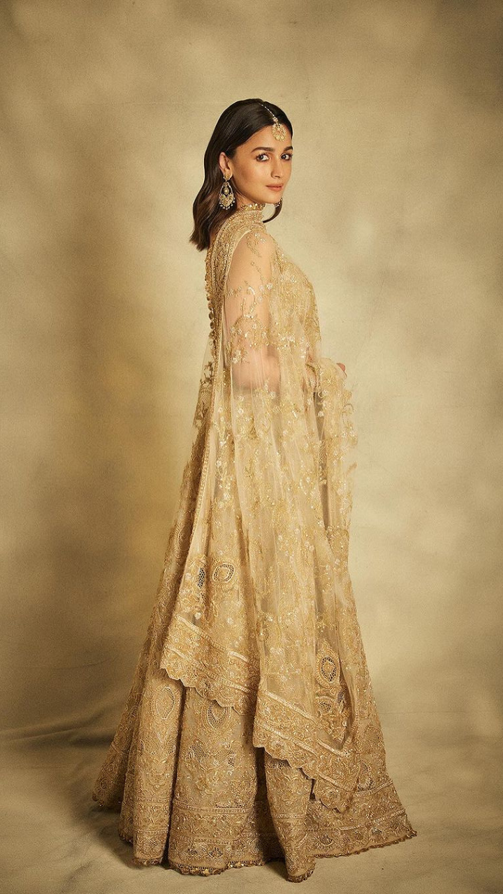 Alia Bhatt Serves Glamorous Affair In Stunning Golden Lehenga | Zoom TV Alia Bhatt Serves Glamorous Affair In Stunning Golden Lehenga | Zoom TV
