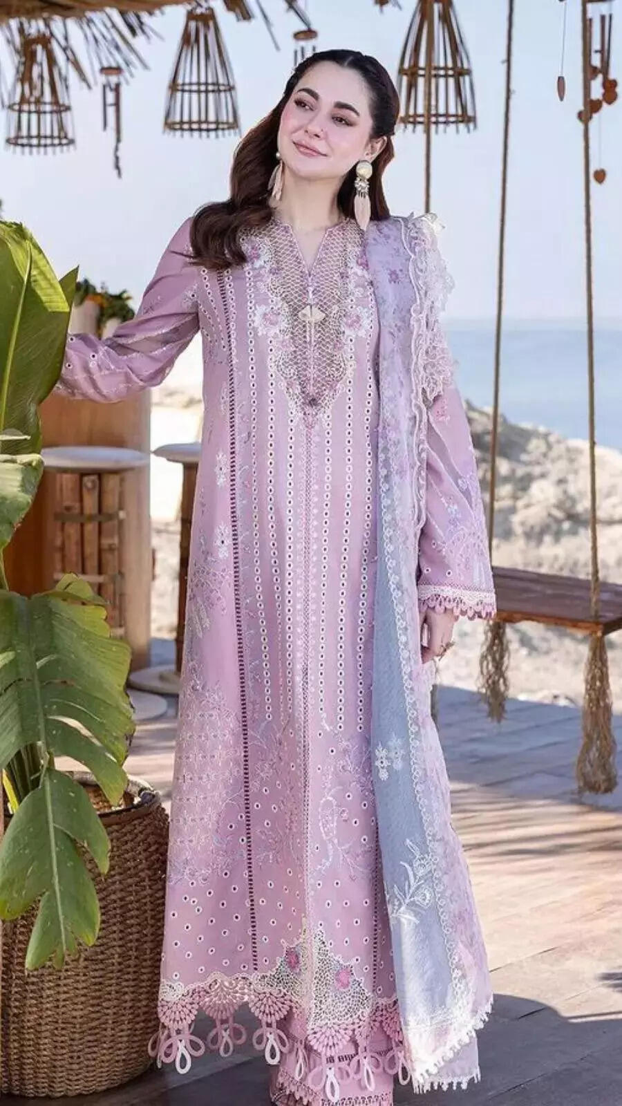 Mahira Khan To Iqra Aziz: 9 Pakistani Actress Inspired Outfits For You This  Eid | Zoom TV