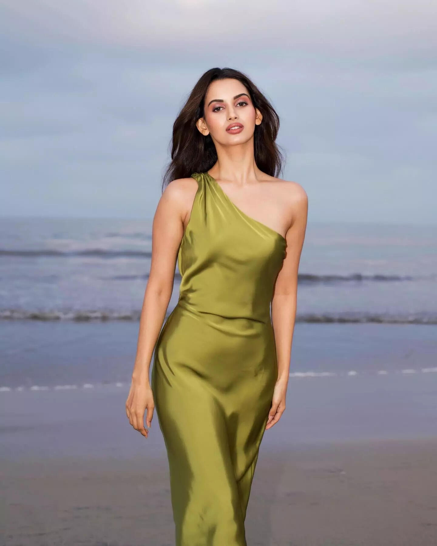 Beauty queens elevate their summer style amidst the tranquil lagoons!