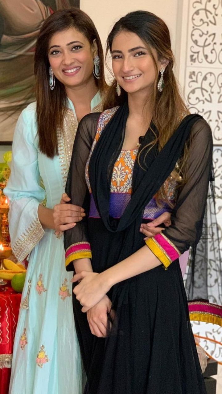 Young Celebrity Parents Who Had Babies Before They Were 25, image size:720x1280