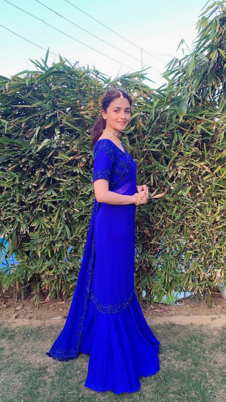 alia bhatt blue dress Alia Bhatt looks super stunning in an electric blue dress at Animal success bash , Follow us @iwmbuzz , #aliabhatt #aliabhattfans #ranbiralia #ranbirkapoor #fashion