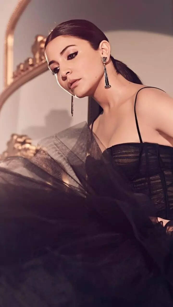 anushka sharma new year dress Anushka Sharma's dramatic feathered dress is the perfect NYE outfit