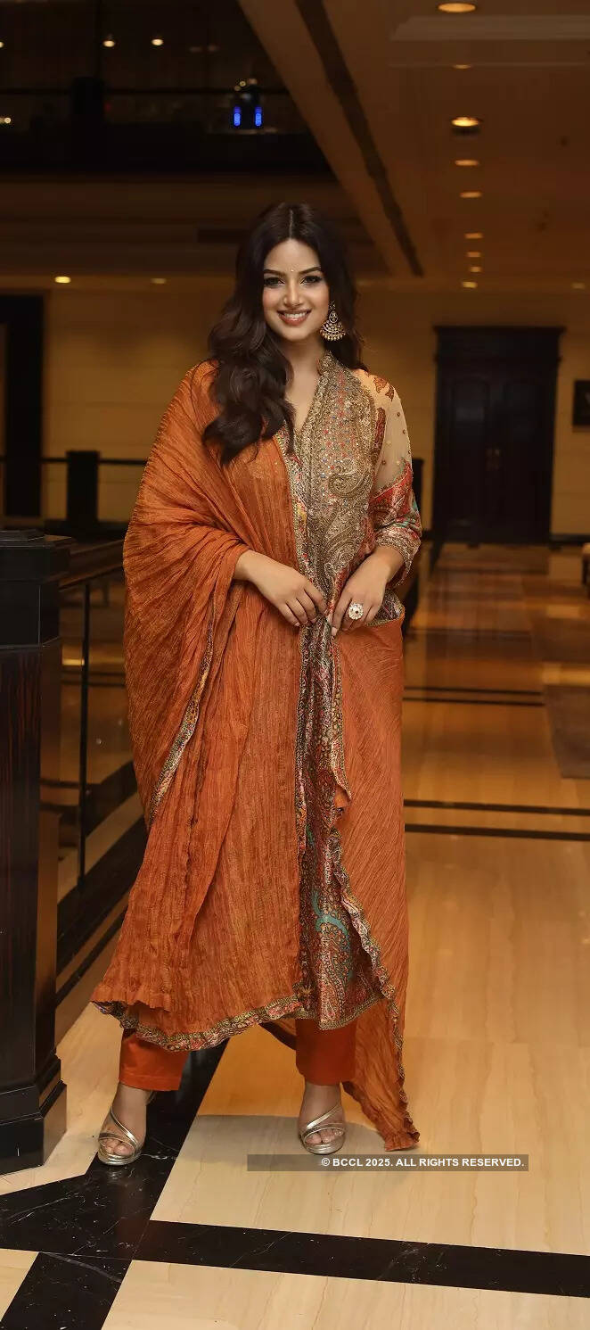 Harnaaz Kaur Sandhu attends Baba Siddiqui's Iftar party