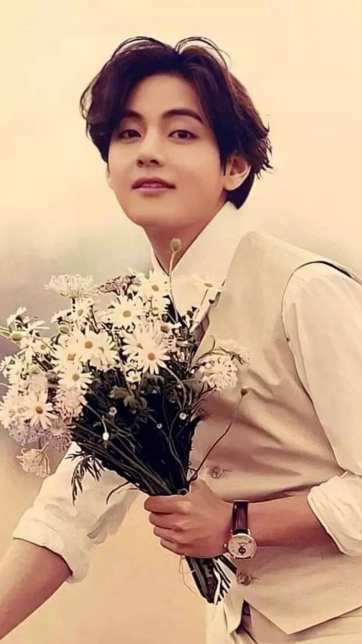 BTS V photos 2022 | BTS V's most handsome photos that got us swooning |  Zoom TV, image size:720x1280