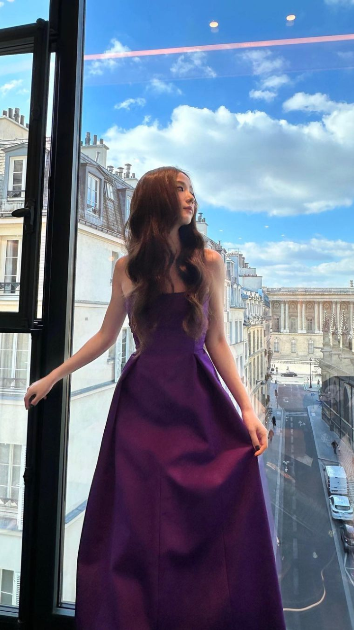 jisoo purple dress photo Glowing in an amethyst satin bustier dress, JISOO, the Dior global ambassador for fashion and beauty, set pulses and photographers racing when she arrived at yesterday's Autumn-Winter 2023-2024 by Maria Grazia Chiuri