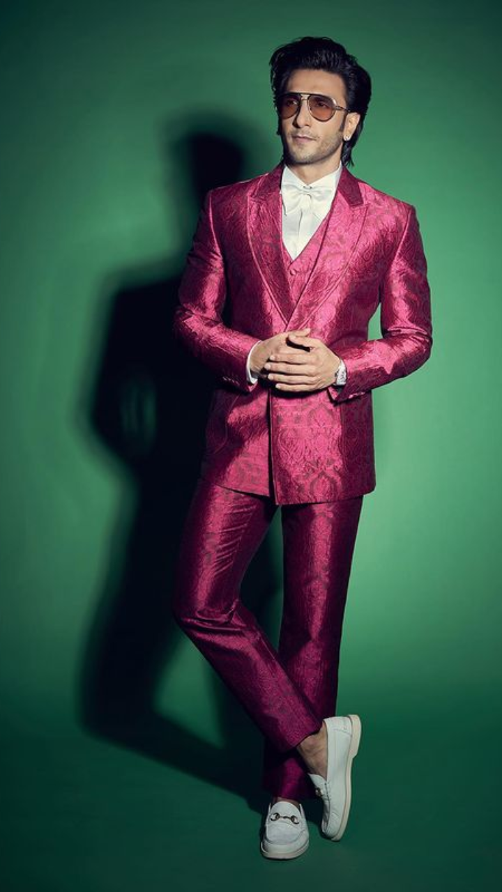 ranveer singh pink dress Ranveer Singh Seems to Be at The 'Pink' Of His Health Amid Separation  Rumours with Deepika Padukone; Watch | Movies News