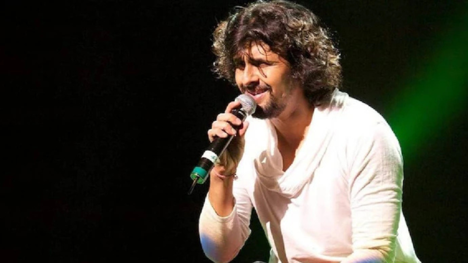 Sonu Nigam stops concert after fan rushe...