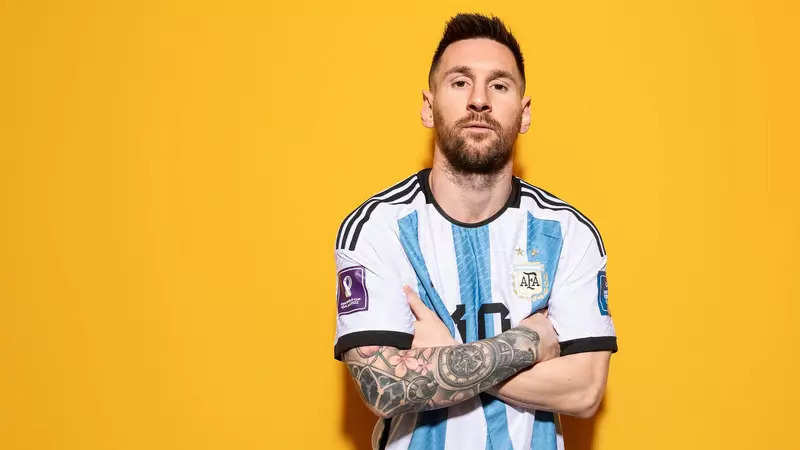 Lionel Messi announces retirement from i...