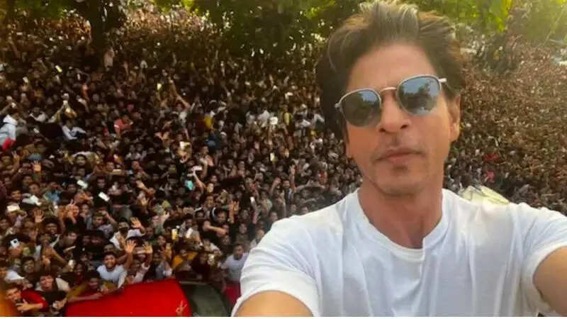 Read Shah Rukh Khans witty reply to a fan asking for him number and ...