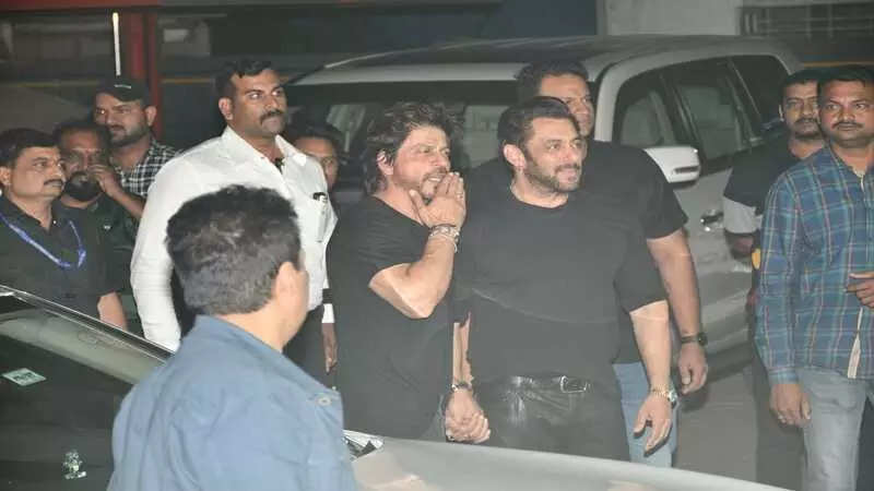 Shah Rukh Khan arrives in style to celeb...