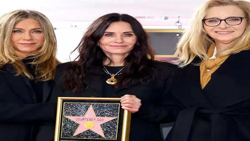 Jennifer Aniston, Lisa Kudrow come together to celebrate Courteney Cox ...