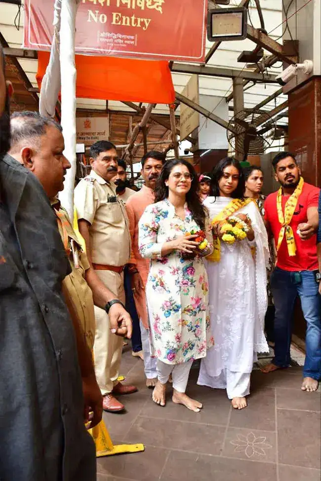 kajol and nysa at siddhivinayak 2