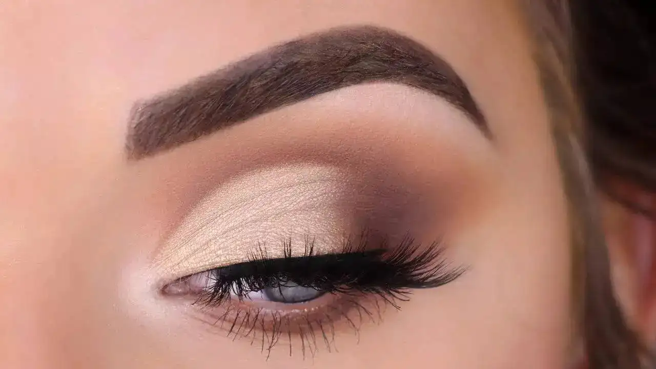 eyebrow crease makeup