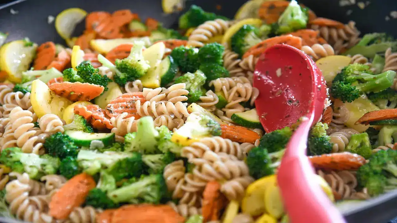 Whole Wheat Pasta with Tomato Sauce and Veggies