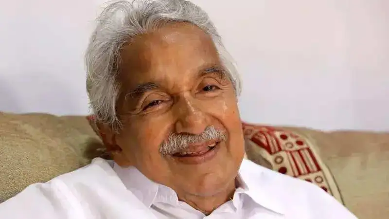 Former Kerala CM Oommen Chandy passes away. Prithviraj, Kunchacko Boban, Unni Mukundan offer condolences