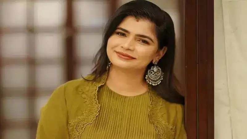 Playback singer Chinmayi Sripaada says THIS about why Anjali laughed after Nandamuri Balakrishna pushed her