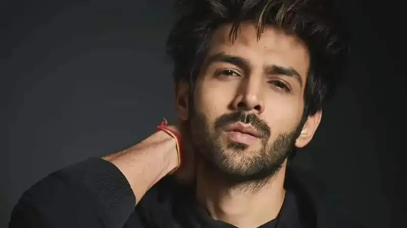 When Kartik Aaryan tells fans 'Aadhaar card doon' as they don't believe it's him