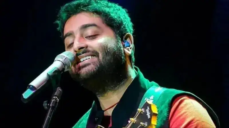 “This is my temple, you can't”: Arijit Singh to a fan who placed food on stage