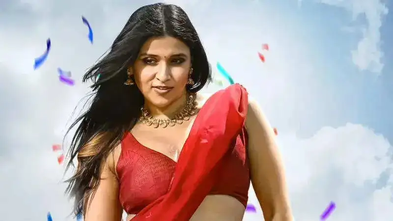 Mannara Chopra oozes oomph in ‘Radhabai’ song from Tiragabadara Saami. Watch now