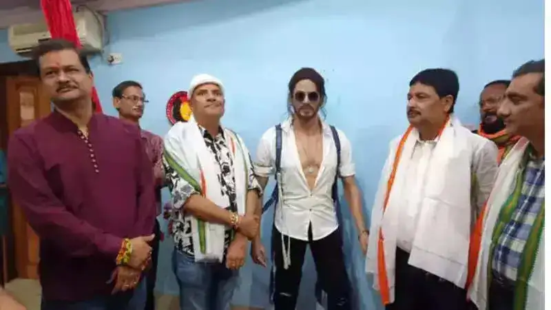 Shah Rukh Khan’s ‘Pathaan’ avatar honoured by artist with a wax statue