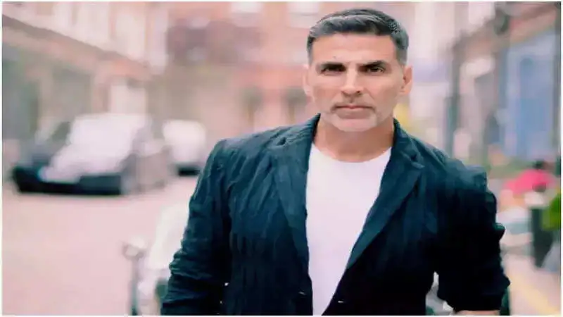 Akshay Kumar's security tackles man but actor hugs him instead in viral video