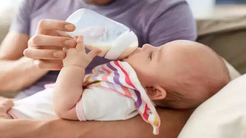 4 signs that indicate you might need to change the bottle’s nipple size for your baby