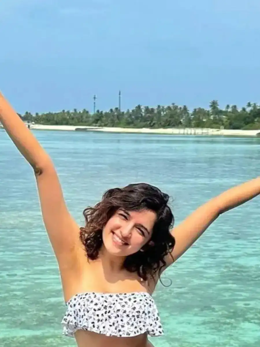 Bikini looks of Indian singers