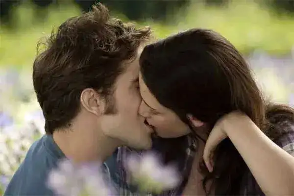 robert-pattinson-kristen-stewart-edward-bella-kissing-eclipse