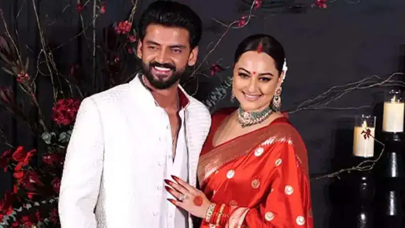 Sonakshi Sinha and Zaheer Iqbal dance to Yo Yo Honey Singh's 'Angrezi Beat' at their wedding reception. Watch