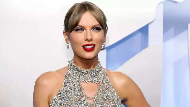 Taylor Swift's new album, 'Midnights' has everybody feeling and vibing to her. See reactions!