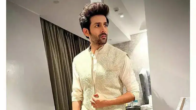 Kartik Aaryan dances his heart out at a bridal sangeet while rocking a traditional attire