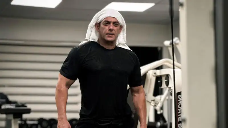 Salman Khan shows off his ripped body, toned muscles days ahead of Kisi Ka Bhai Kisi Ki Jaan trailer release