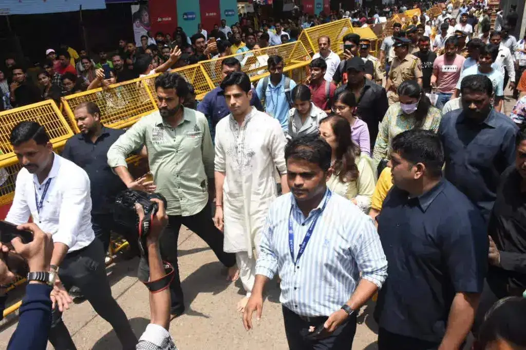 Sidharth Malhotra at Mumbai's Lalbaugcha Raja