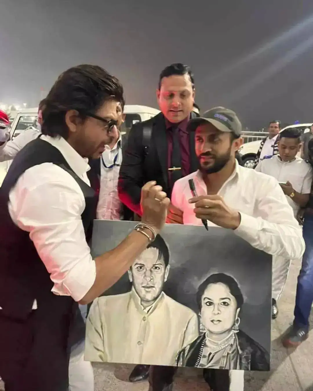 shah rukh khan signing his parents' picture