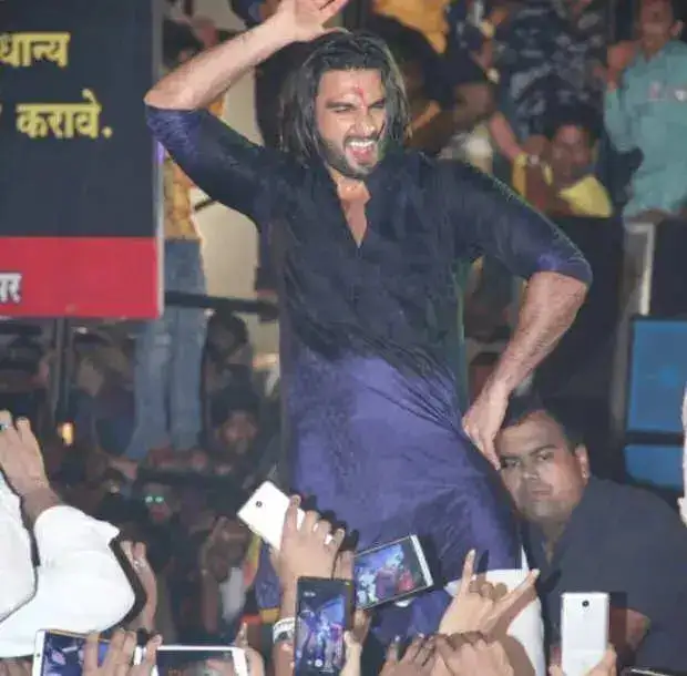 WATCH-Ranveer-Singh-creates-fan-frenzy-while-dancing-to-Malhari-at-Dahi-Handi-celebrations1