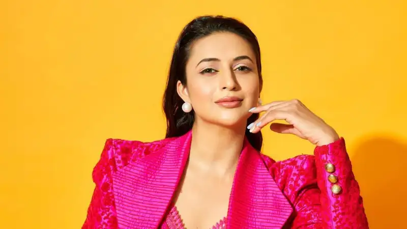 Divyanka Tripathi wows fans in pink co-ord set