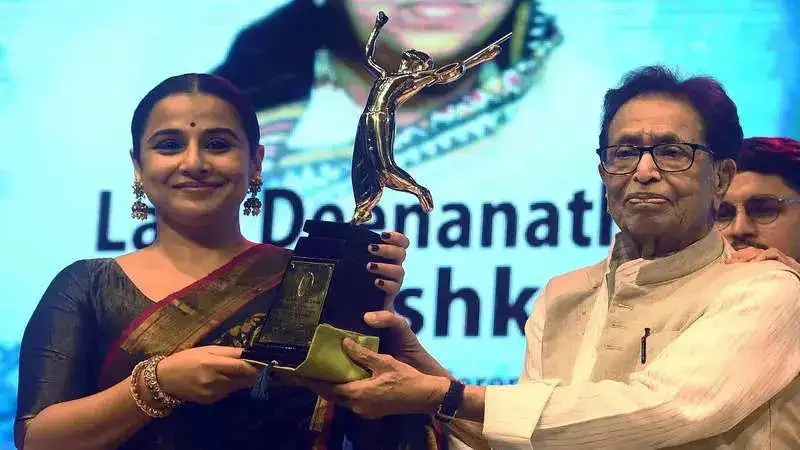 Vidya Balan receives Lata Deenanath Mangeshkar award in emotional ceremony