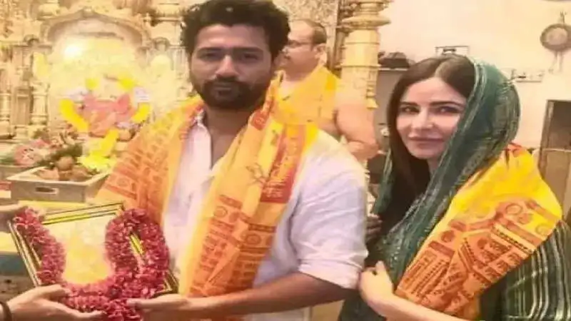 Katrina Kaif and Vicky Kaushal seek blessings at Siddhivinayak Temple. See viral pics