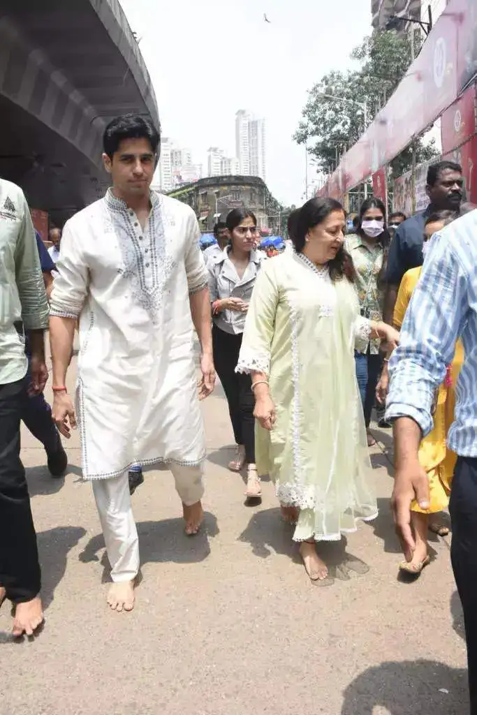 Sidharth Malhotra at Mumbai's Lalbaugcha Raja