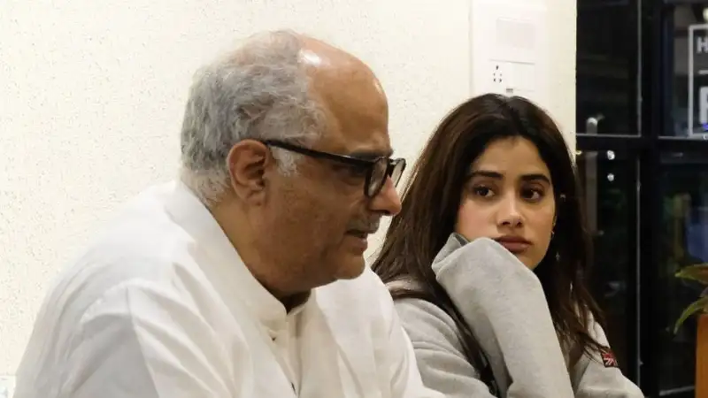 Janhvi Kapoor blushes, screams after Boney Kapoor reveals how messy her bedroom is. Watch