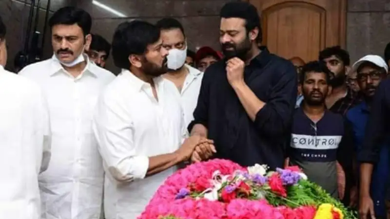 Prabhas tears up at his uncle, Krishnam Raju's death!