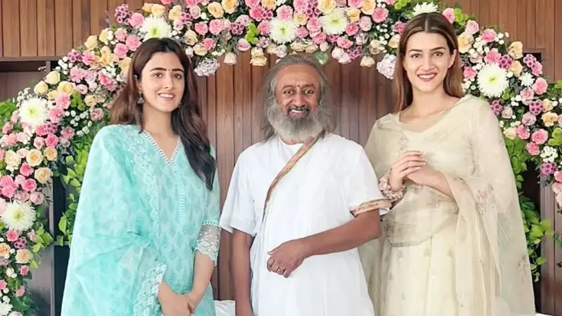 Nupur Sanon and Kriti Sanon meet Sri Sri Ravi Shankar in Mumbai. See pic