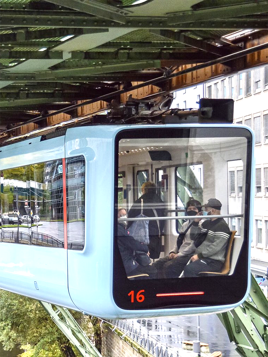 Hanging Train: प‍टरियों पर नहीं, हवा में उल्‍टी लटककर चलती है ये ट्रेन ...