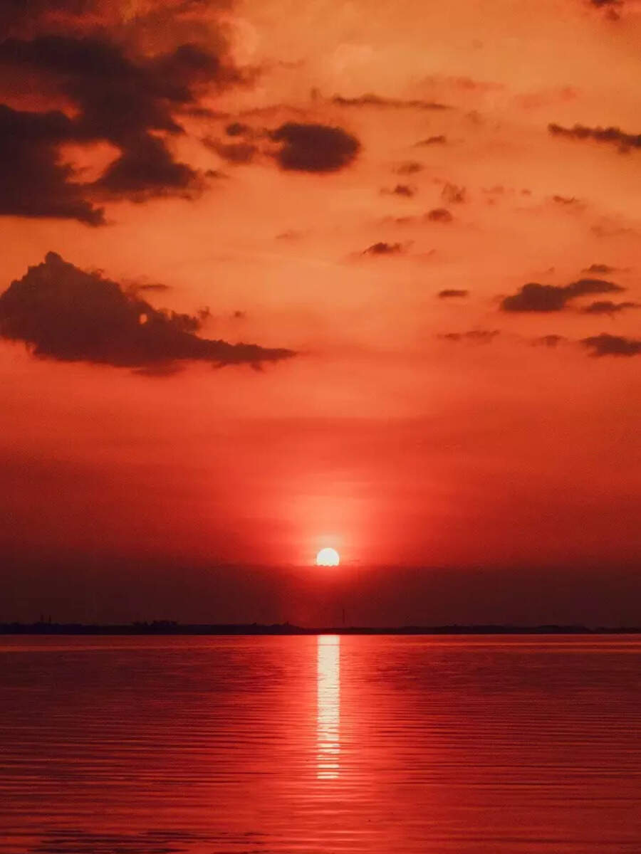 उगवणाऱ्या आणि मावळणाऱ्या सूर्याचा रंग लाल का दिसतो? - sun colour always ...