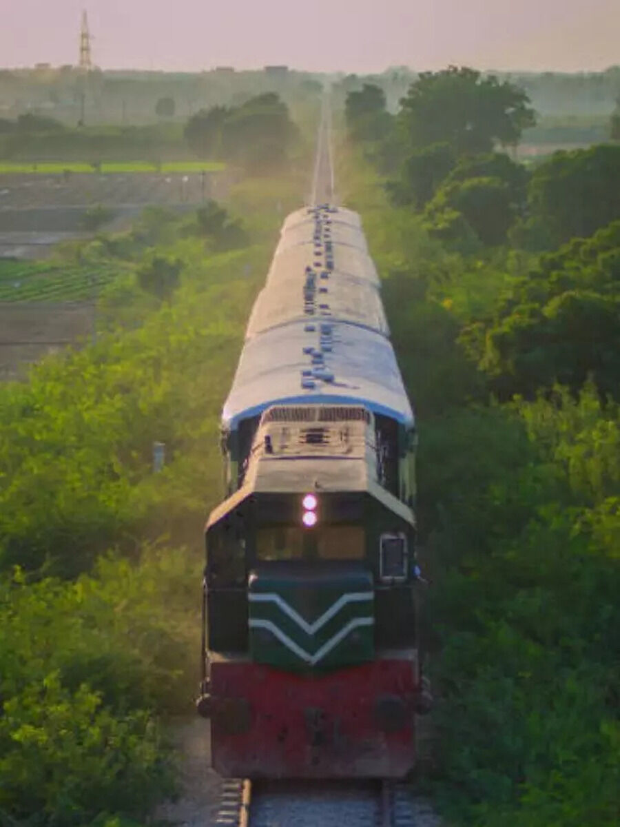 Check Speed And Fair Of Fastest Train Of Pakistan | Times Now Navbharat