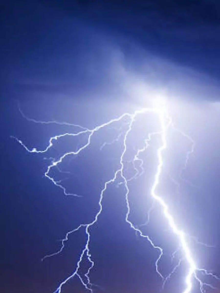 How Much Volts Of Electricity Is In Lightning