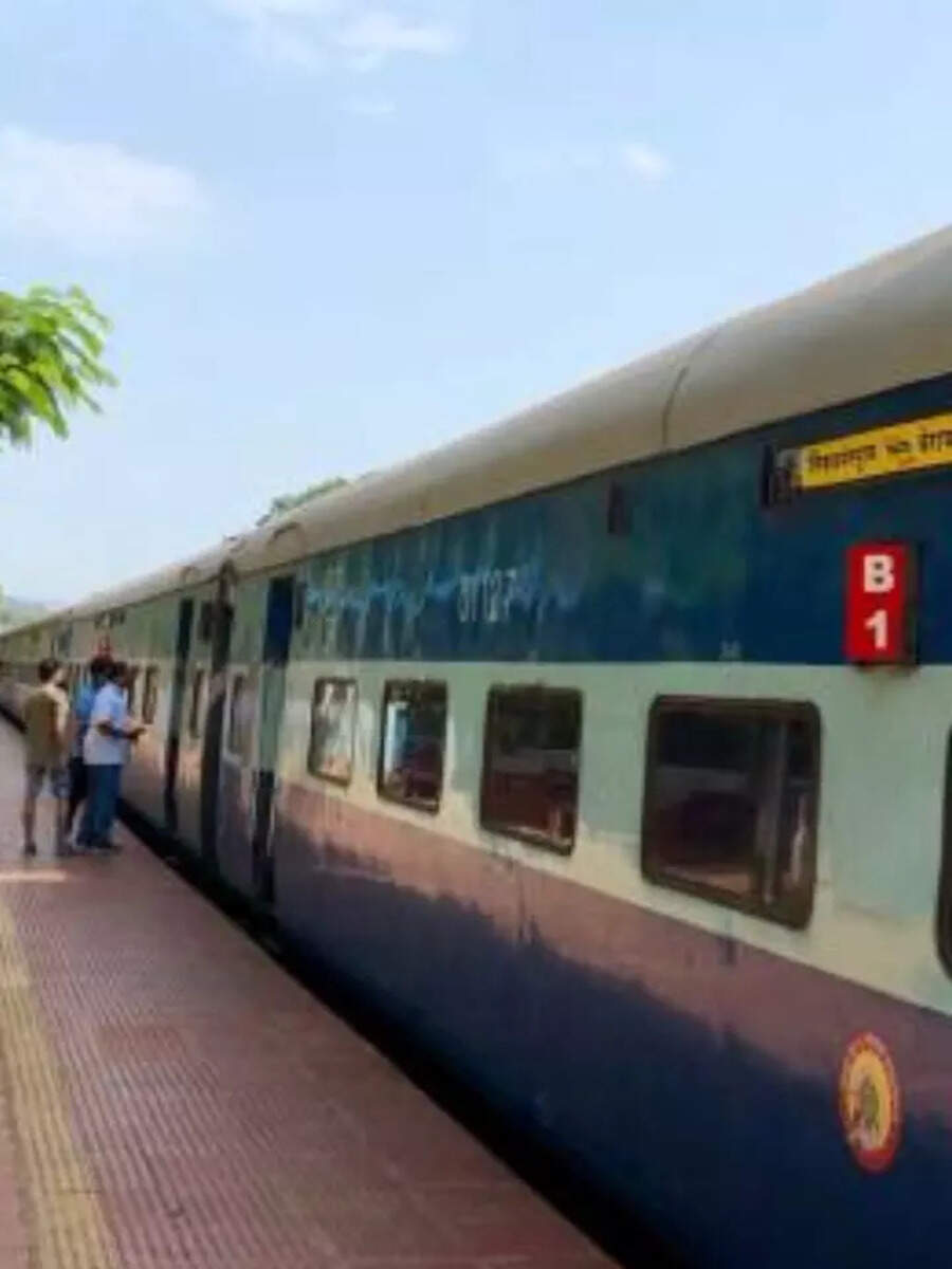 ट्रेन के बीच में ही क्यों लगे होते हैं एसी कोच, जानिए क्या है राज