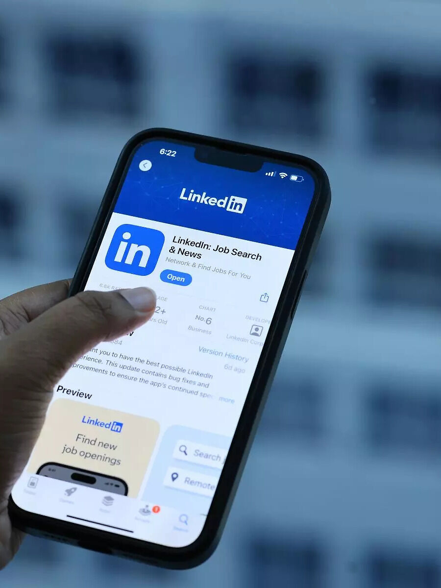 LinkedIn Profile That Sells! Top 3 Tips | ET Now
